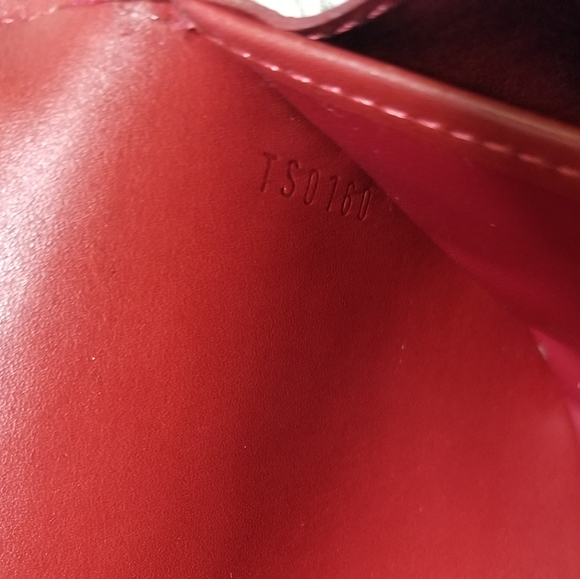 LOUIS VUITTON RED VERNIS MONOGRAM SARAH WALLET - Picture 9 of 11